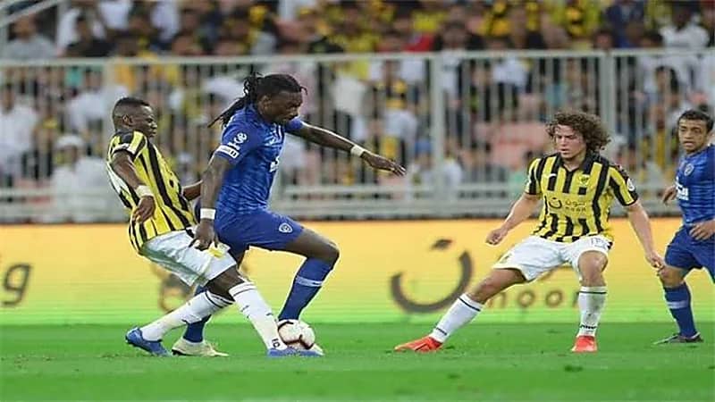 الاتحاد يطلب حكامًا أجانب قبل كلاسيكو الهلال 