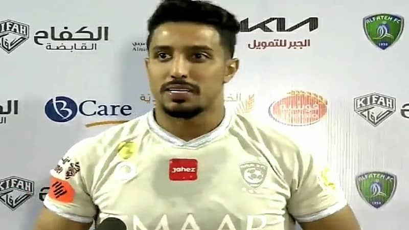 شاهد.. مشادة كلامية بين بيتروس وإدريس فتوحي أثناء مباراة النصر والأهلي