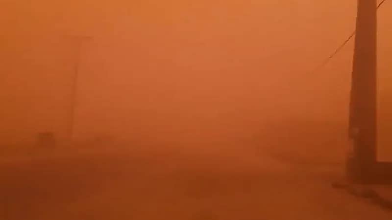 بالفيديو .. العاصفة الرملية تدخل أجواء ‎المجمعة