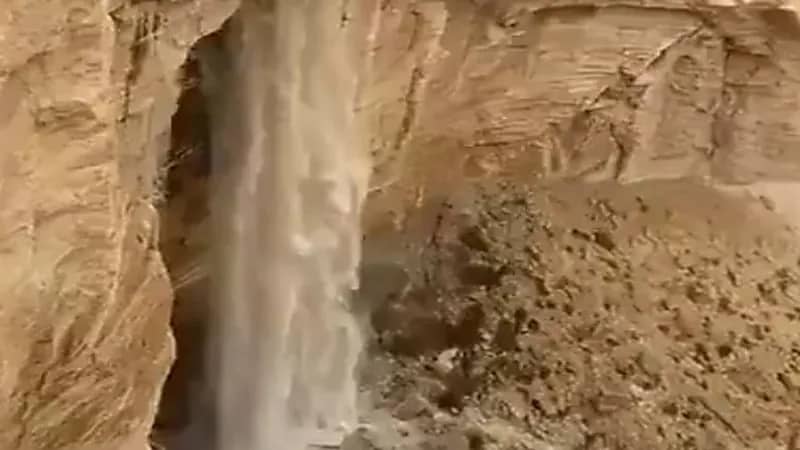 شاهد.. شلالات الحريق بجنوب الرياض 