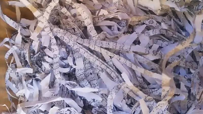 تغليف التفاح بأوراق ممزقة من القرآن يثير جدلا واسعا 