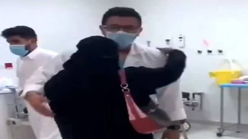 شاهد.. ردة فعل طبيب أثناء استقبال والدته في مركز اللقاحات 