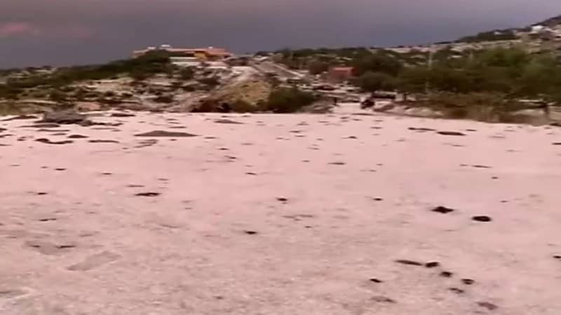 شاهد.. عاصفة بردية تُلبس شفا الطائف ثوبها الأبيض 