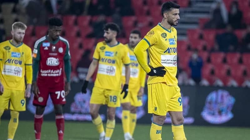 لحظة طرد لاعب الاتحاد بعد إشتباكه مع لاعب الخصم .. فيديو