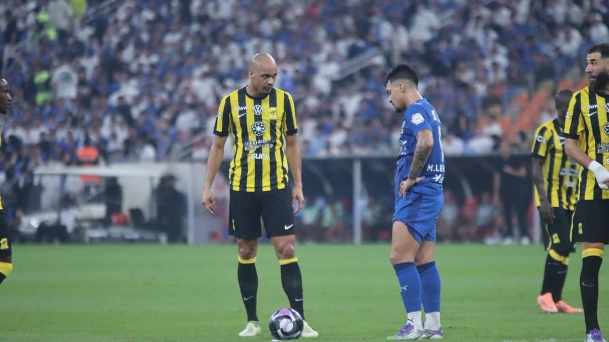 الهلال يحسم الكلاسيكو بثنائية أمام الاتحاد .. صور
