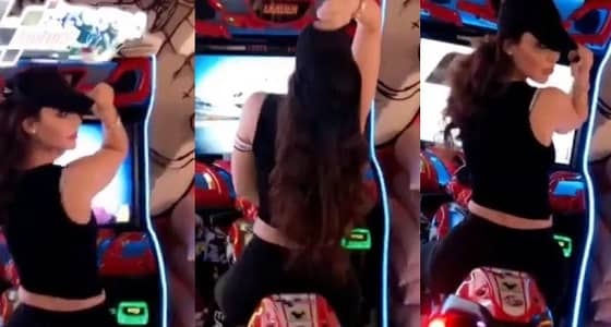 بالفيديو.. رقص مثير للفنانة قمر على دراجة يثير الجدل بمواقع التواصل