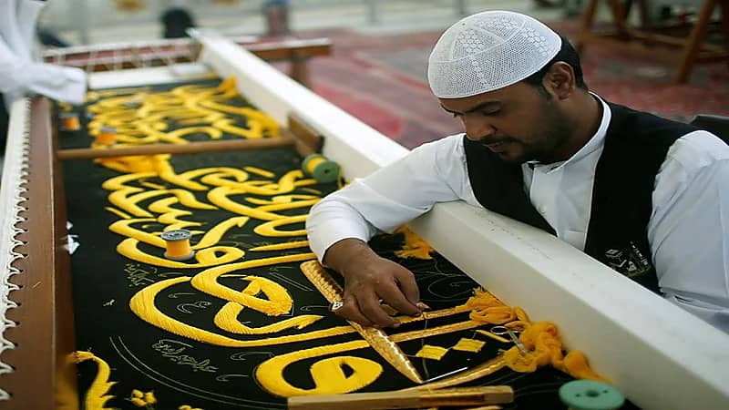 وزن خيوط الحرير في كسوة الكعبة المشرفة يصل إلى 850 كيلو جرامًا