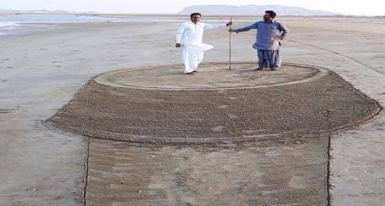 بالصور... إبداع على الرمل يجذب أنظار ويثير الانتباه