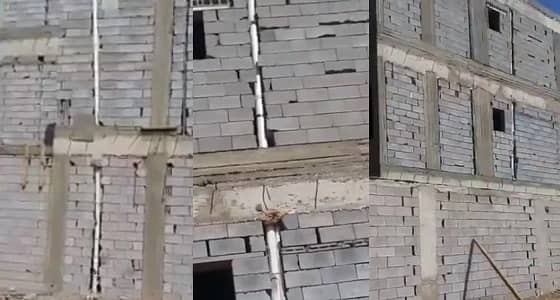 بالفيديو.. مواطن يوثق فلل رديئة التشطيب ومعروضة للبيع