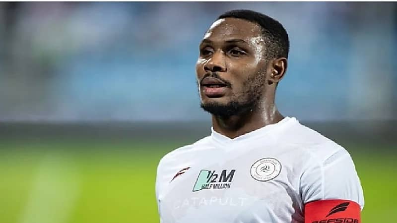 شاهد.. سيدة غاضبة تقتحم مسجداً أثناء خطبة الجمعة