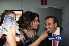 شخص يطعن صديقته بوحشية وسط أرضية الملعب قبل بدء المباراة