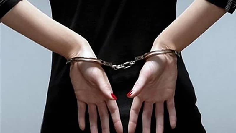 بالفيديو.. شاب يهاجم المارة بساطور في الطريق العام