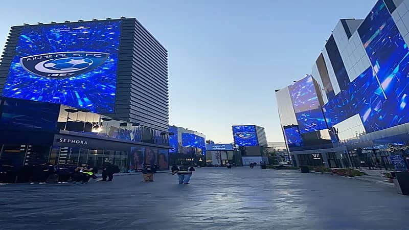 شاهد.. شعار الهلال واللون الأزرق يغطيان الشاشات الضخمة في بوليفارد الرياض 