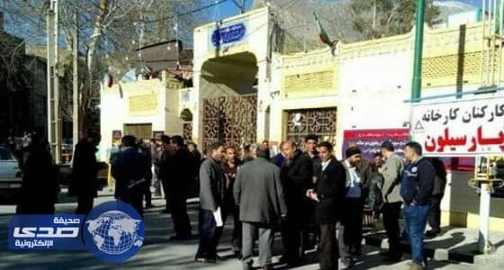 بالفيديو.. رجل إطفاء ينقذ سيدة من الانتحار بركلها