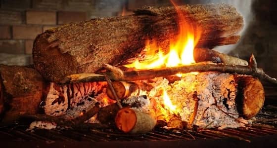 وفاة رضيع وإصابة 4 من عائلة واحدة بسبب التدفئة بالحطب