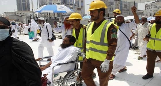 بالصور.. مواقف إنسانية يقدمها رجال الدفاع المدني في خدمة ضيوف الرحمن