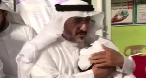 بالفيديو.. بكاء مدير تعليم محايل عسير عندما شاهد ابن أحد الشهداء يبكي والده