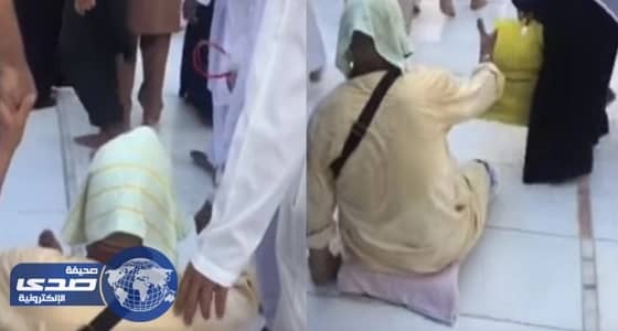 بالفيديو.. معتمر يطوف الكعبة على لوح خشبي