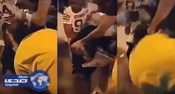 بالفيديو.. شباب يعتدون على فتيات يقدن سياراتهن في الرياض