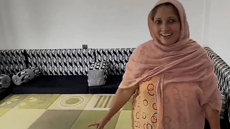 عاملة منزلية بعد عملها في المملكة تعود لبلدها مستقبلة السياح بالقهوة والكبسة .. فيديو