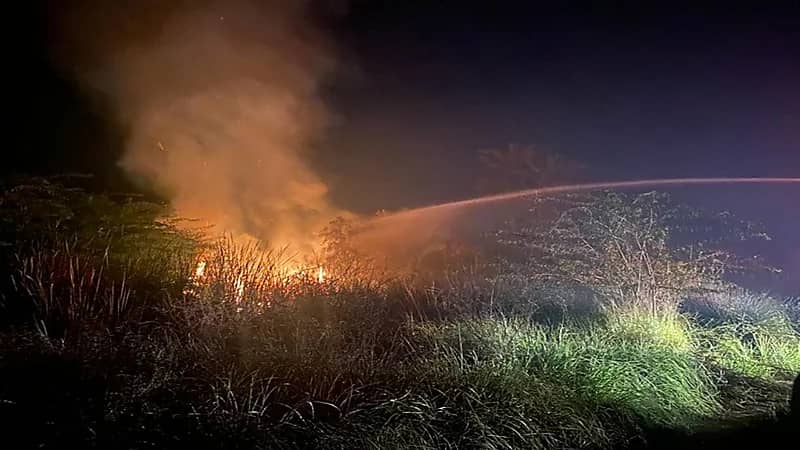 بالصور.. الدفاع المدني يسيطر على حريق مراعي الجائزة بأضم