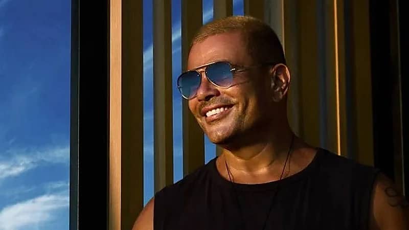 مجهولون يضرمون النيران في سيارة شقيق عمرو دياب