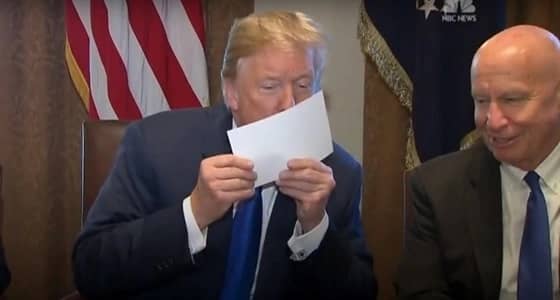 بالفيديو.. ترامب يقبل نموذج الضرائب الجديد