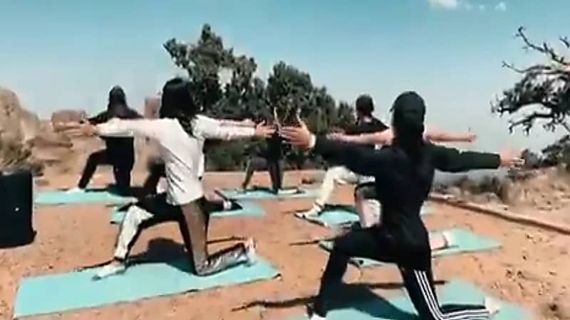 بالفيديو.. فتيات يمارسن اليوغا في جبال عسير