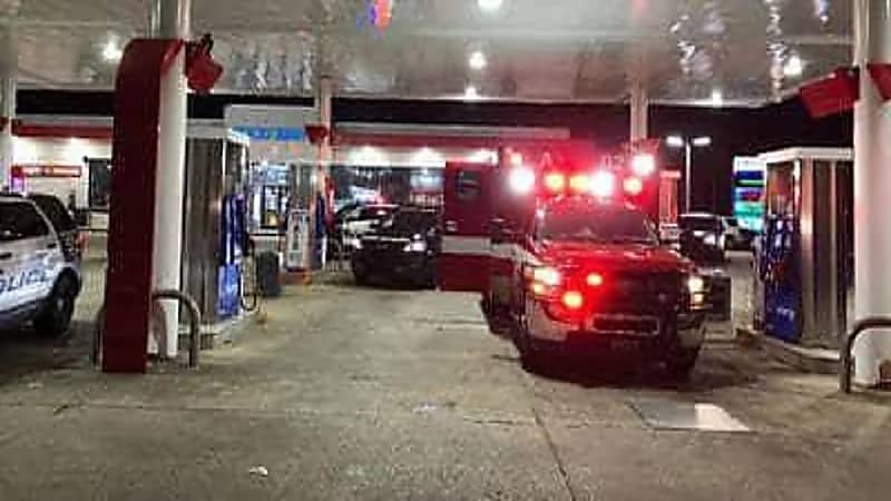 مسلح يسرق سيارة إسعاف بداخلها مريض ورجل إطفاء