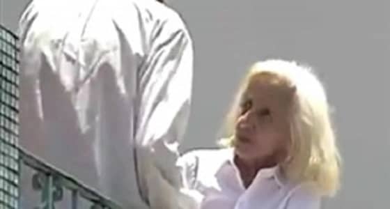 بالفيديو.. شاب يلقي والدته المسنة من شرفة منزلهما ورد فعل صادم للمارة