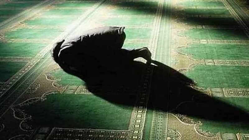 تفاصيل مؤثرة لوفاة شاب أثناء سجوده بصلاة التراويح