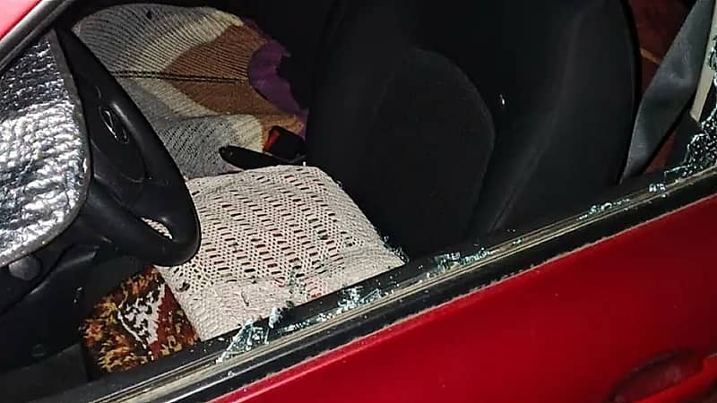 تضرر سيارات متوقفة بعد اطلاق مجهول النار عليها