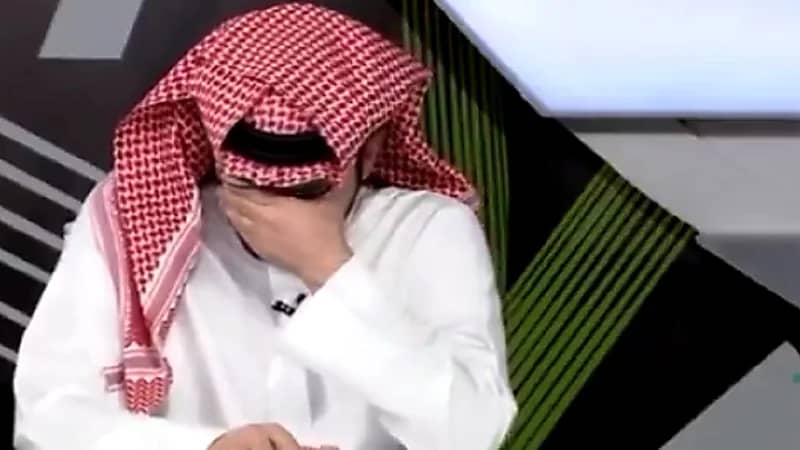 بالفيديو .. "الروقي" ينهار بالبكاء حزنًا على الراحل عادل التويجري