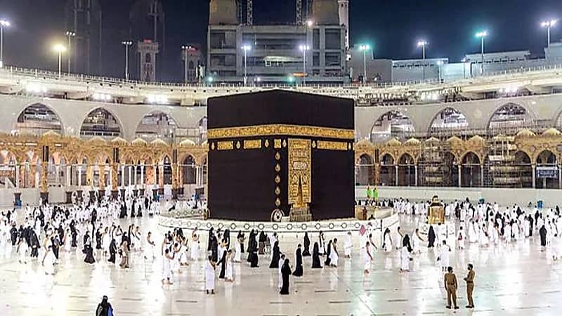 تجهيز الساحة الخارجية بالمسجد الحرام لأداء الصلاة لأول مرة منذ بدء الجائحة (فيديو)