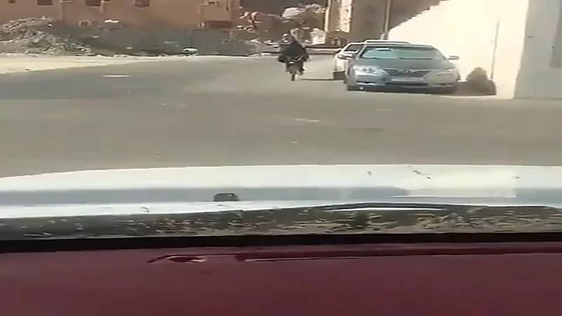 الفضول يدفع بسائق هايلكس بتصوير فتاة على دراجة ليشارك المقطع مع أصدقائه