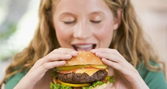 دراسة: الوجبات السريعة تضر بالصحة العقلية