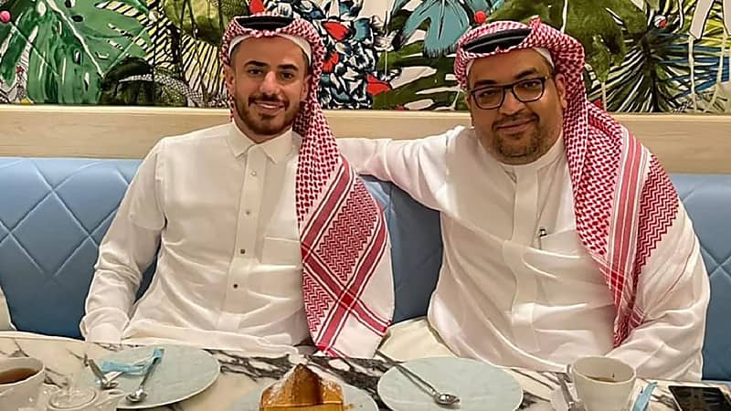 مدافع الزمالك المصري بالزي السعودي مع نائب رئيس الأهلي السابق