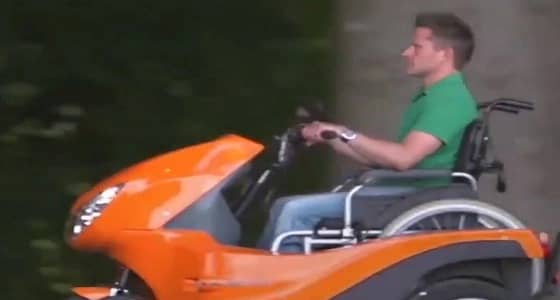 بالصور.. الدراجة الكهربائية تساعد أصحاب الهمم في التنقل بسهولة