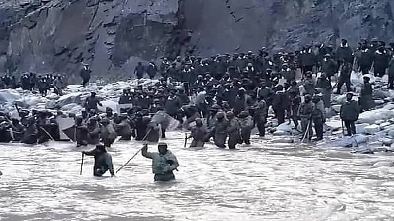 بالفيديو.. اشتباكات عنيفة بين القوات الصينية والهندية بدون أسلحة