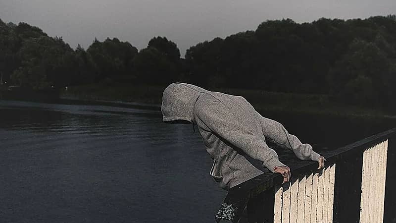 شابان يقفزان من أعلى جسر الشيخ جابر