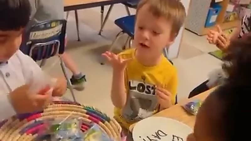بالفيديو.. طفل سعودي يُعايد زملائه الطُلاب في أمريكا بمناسبة عيد الفطر