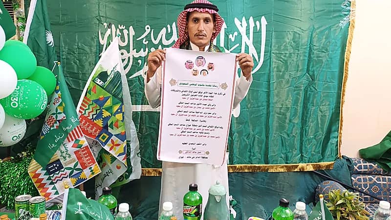 بالصور .. مواطن ينظم احتفالات اليوم الوطني على طريقته الخاصة