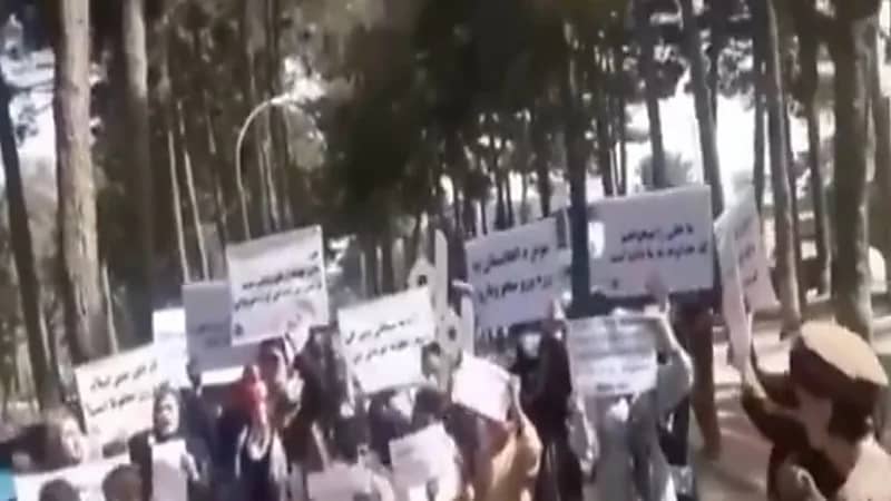 شاهد.. نساء كابل يطالبن بفتح مدارس البنات المغلقة 