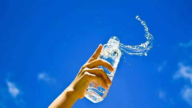 "خبيرة تغذية" توضح فوائد كأس الماء "المثالي" قبل تناول الفطور
