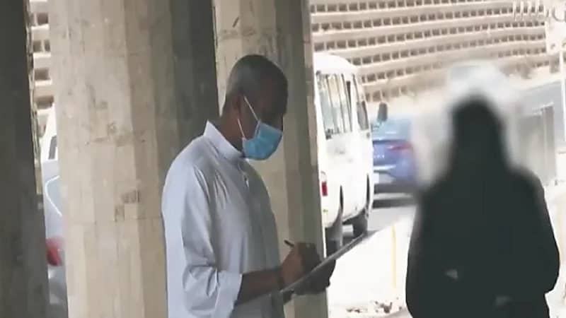 شاهد.. فرحة امرأة تعول 7 يتيمات عندما فاجئها "الشقيري" بمفتاح شقة تمليك