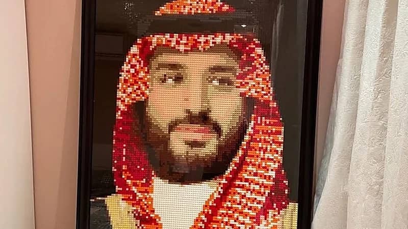 طالبة تبدع في رسم لوحة إبداعية لـ ولي العهد