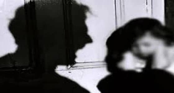 رجل يعتدي على صديقته ويطردها عارية