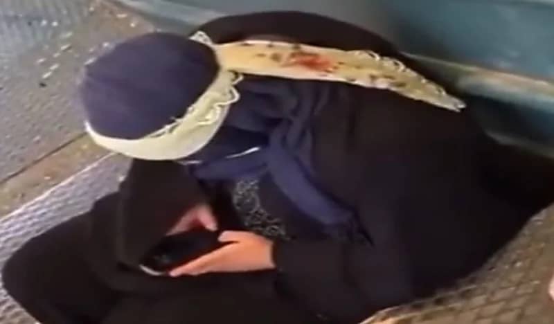  متسولة تستخدم هاتف "آيفون 11 برو ماكس" بشارع عام في إسطنبول "فيديو"