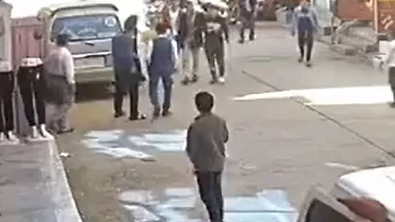 بالفيديو .. مشهد صادم لطعن شاب في مدينة "إب"