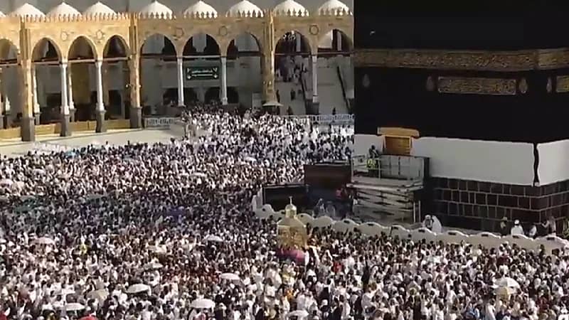 بدء أعمال رفع كسوة الكعبة المشرفة استعدادا لتغييرها الليلة.. فيديو